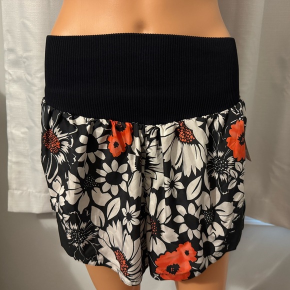 Cool Free People Movement size L tuxedo daisy print pull on shorts NWT - Picture 1 of 5